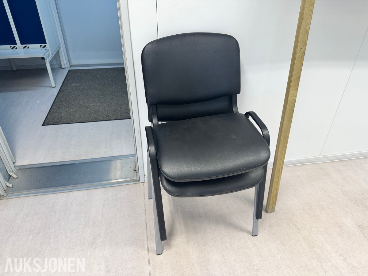 Stort parti kontorutstyr pulter/bord/kontorstoler/kantinestoler