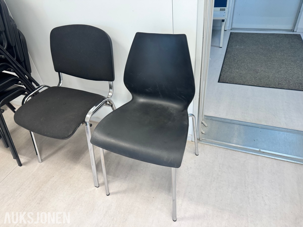 Stort parti kontorutstyr pulter/bord/kontorstoler/kantinestoler