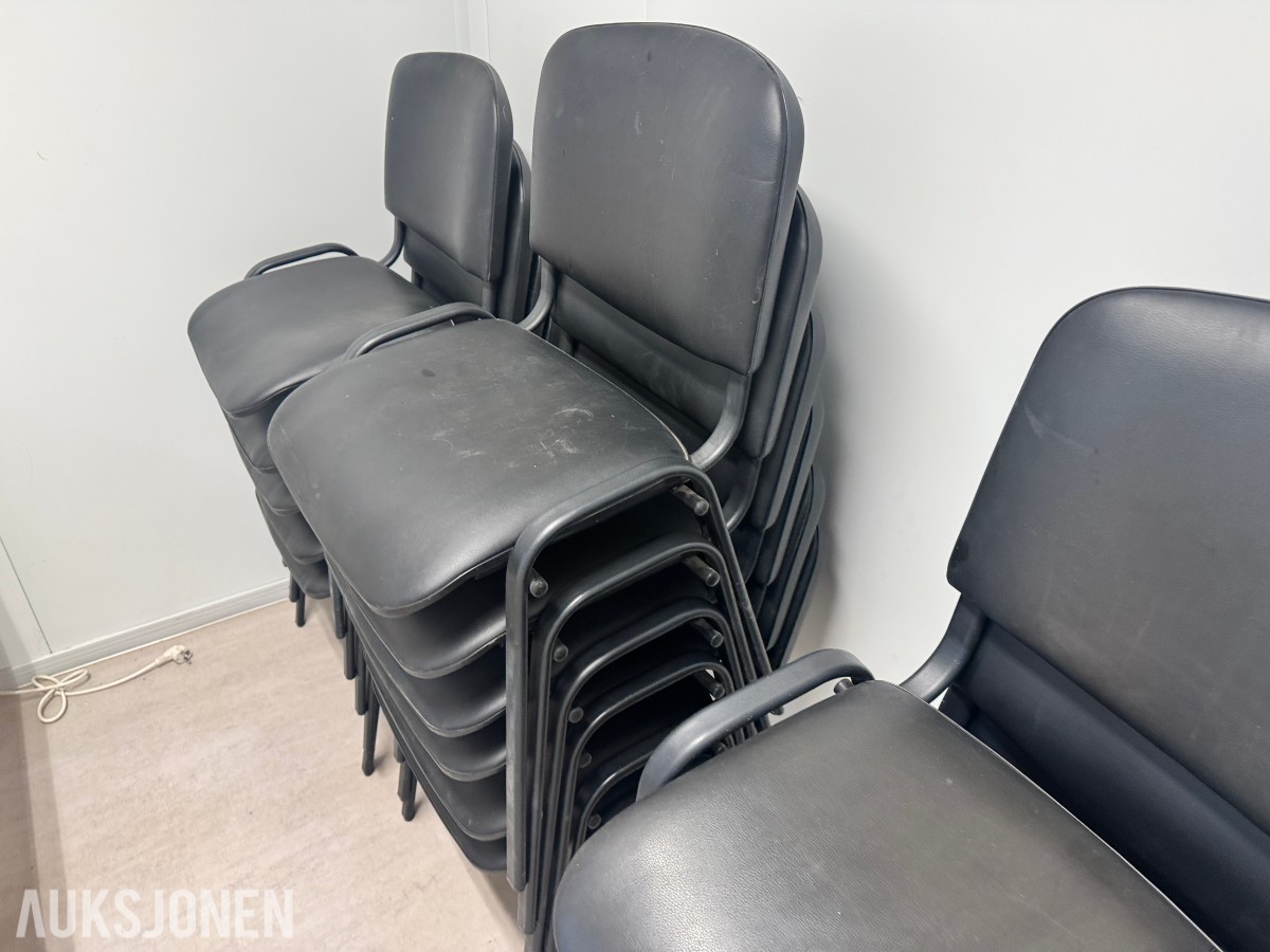 Stort parti kontorutstyr pulter/bord/kontorstoler/kantinestoler