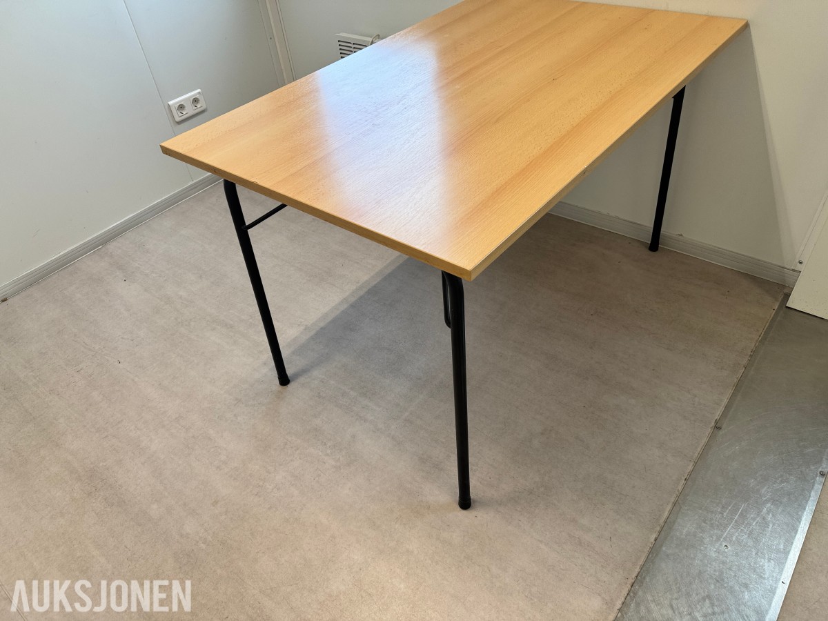 Stort parti kontorutstyr pulter/bord/kontorstoler/kantinestoler