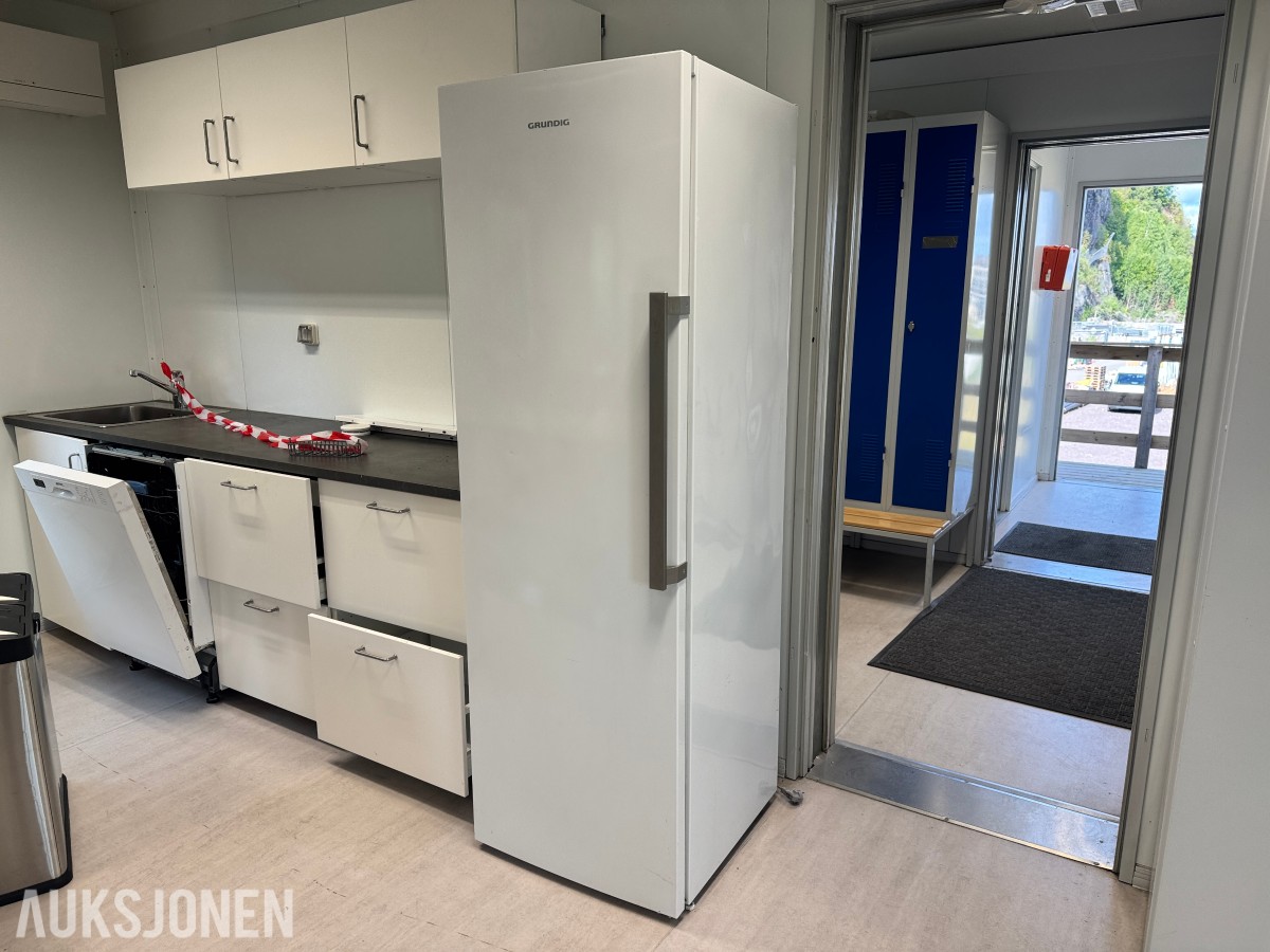 Stort parti kontorutstyr pulter/bord/kontorstoler/kantinestoler
