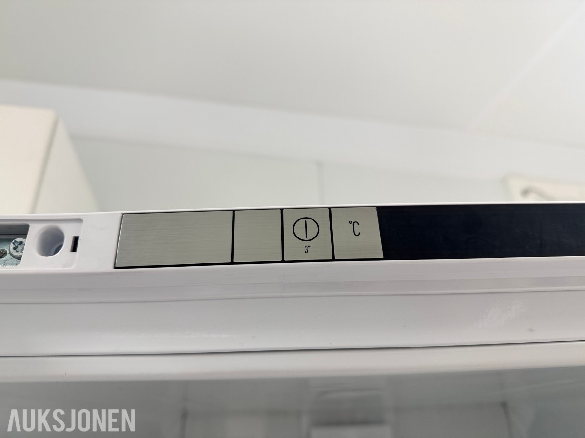Stort parti kontorutstyr pulter/bord/kontorstoler/kantinestoler