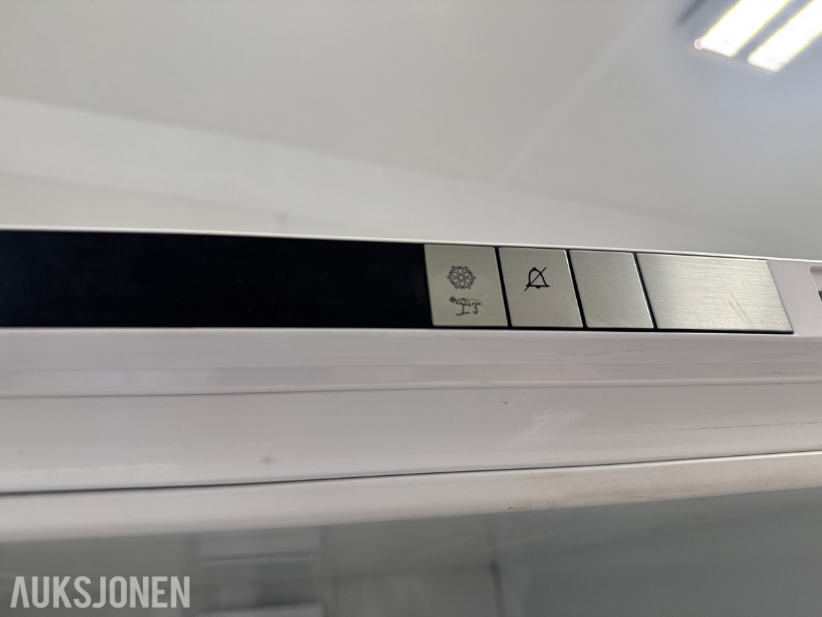 Stort parti kontorutstyr pulter/bord/kontorstoler/kantinestoler