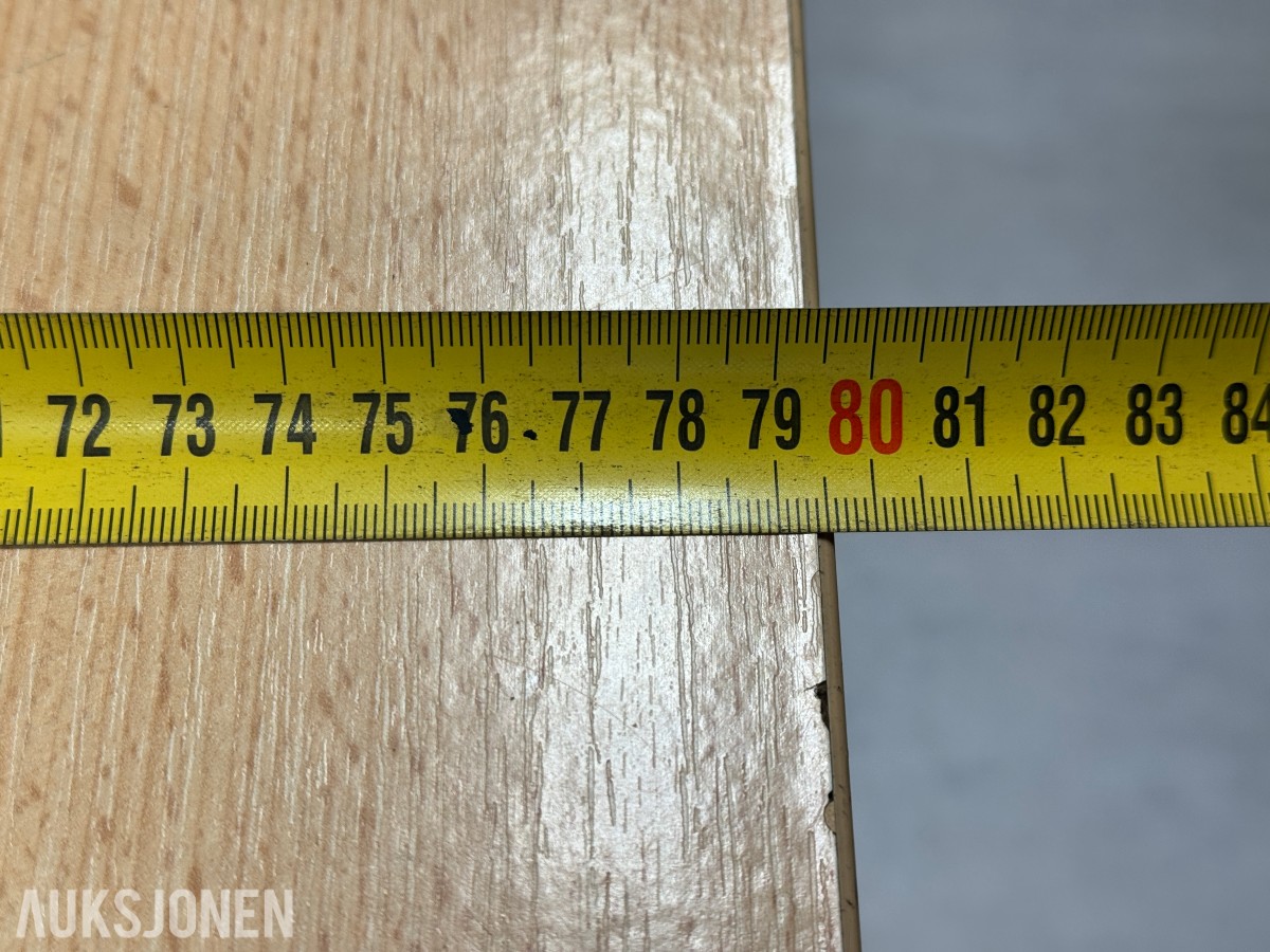 Stort parti kontorutstyr pulter/bord/kontorstoler/kantinestoler