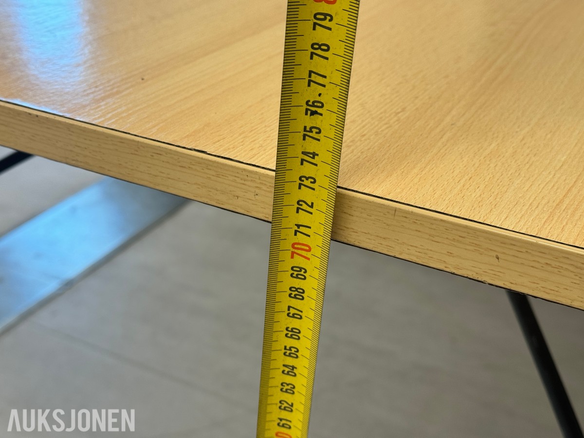 Stort parti kontorutstyr pulter/bord/kontorstoler/kantinestoler