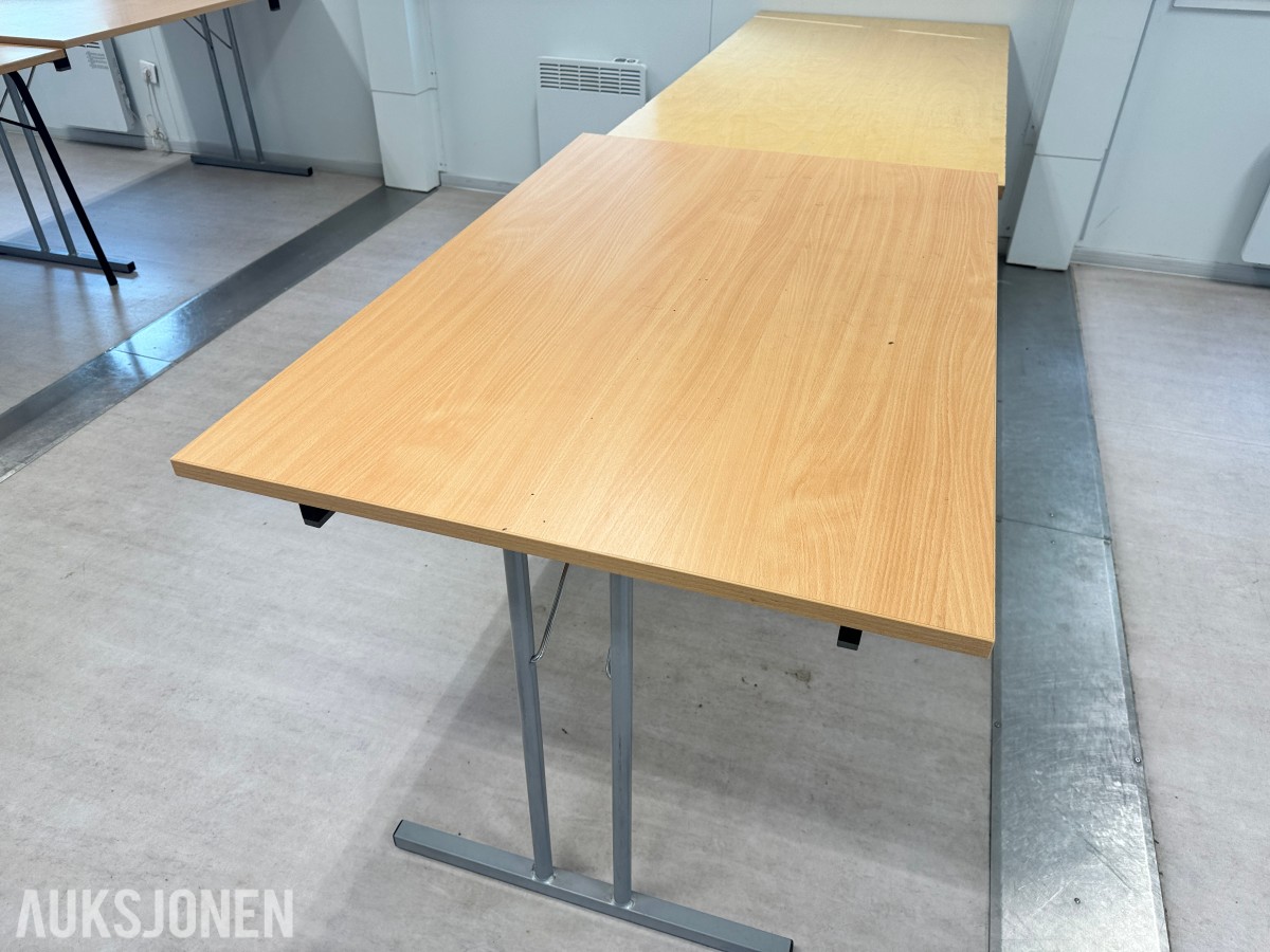Stort parti kontorutstyr pulter/bord/kontorstoler/kantinestoler