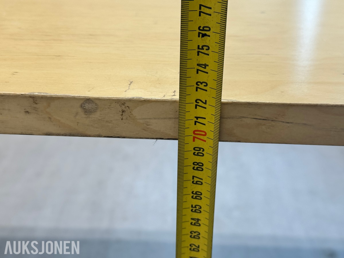 Stort parti kontorutstyr pulter/bord/kontorstoler/kantinestoler
