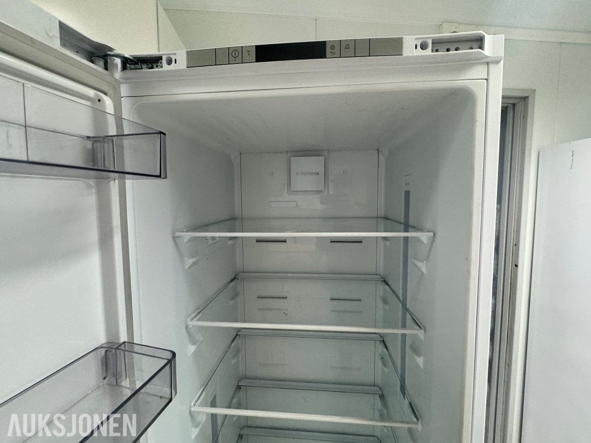 Stort parti kontorutstyr pulter/bord/kontorstoler/kantinestoler