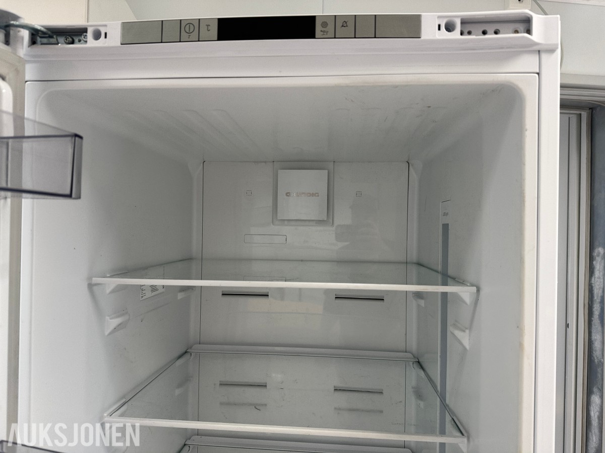 Stort parti kontorutstyr pulter/bord/kontorstoler/kantinestoler