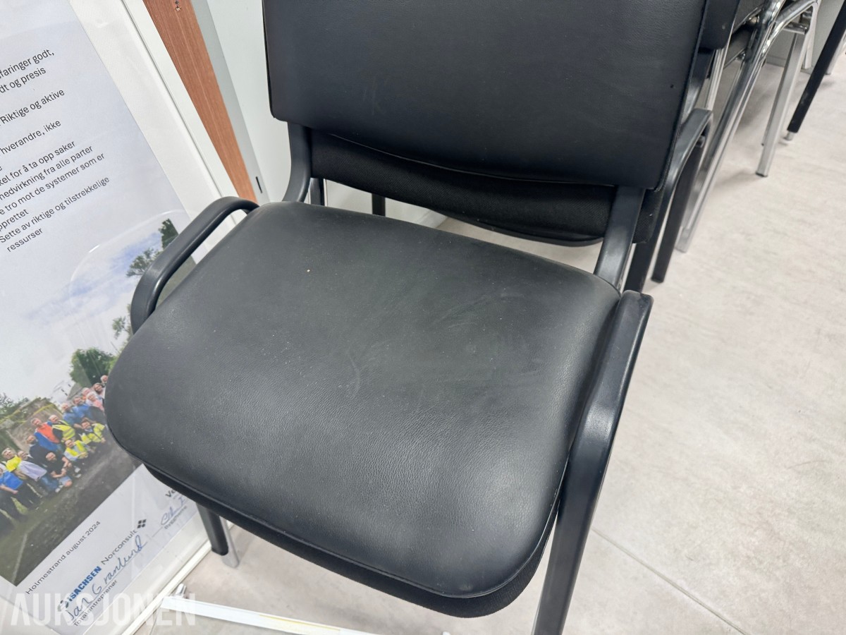 Stort parti kontorutstyr pulter/bord/kontorstoler/kantinestoler