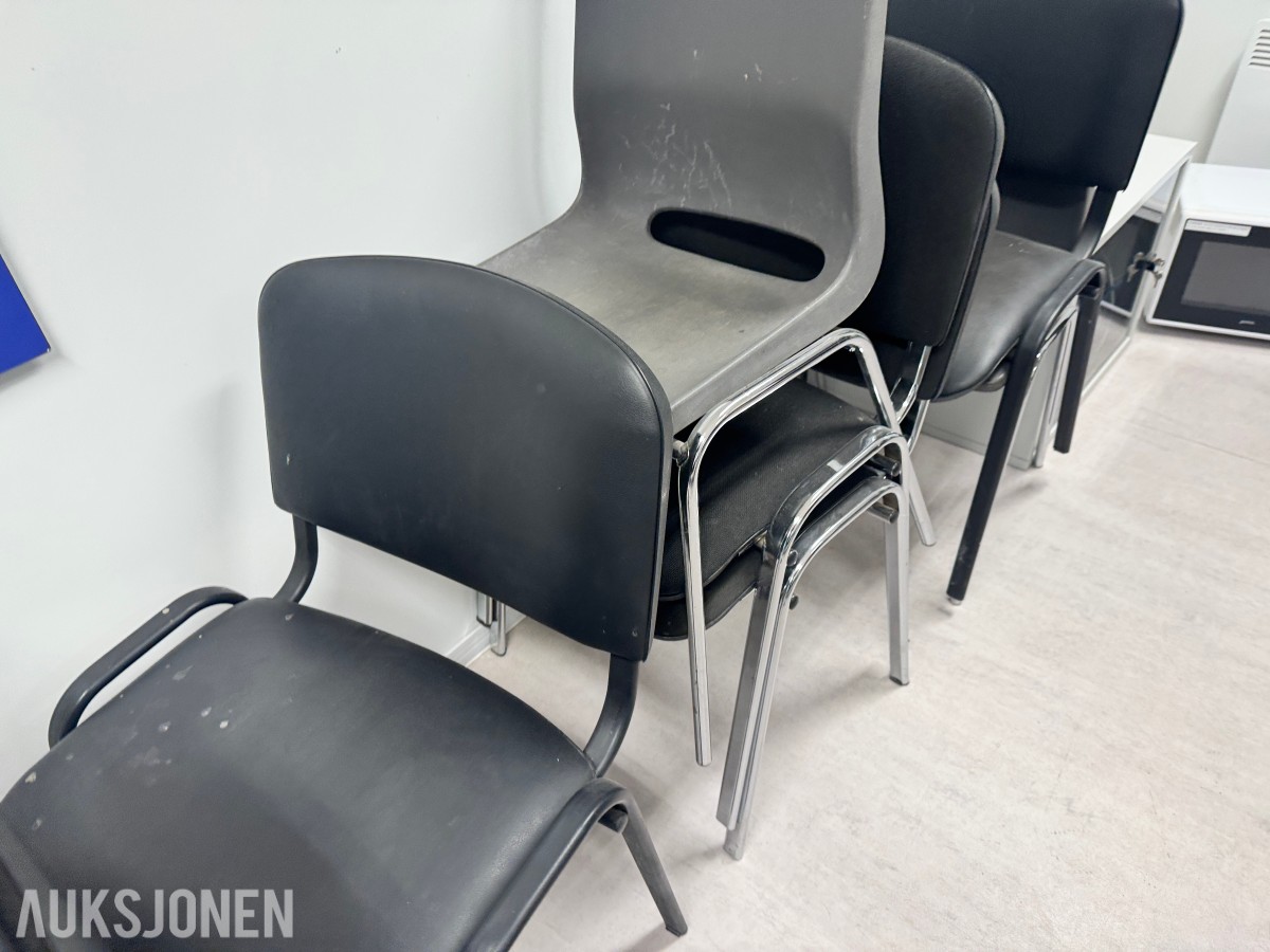 Stort parti kontorutstyr pulter/bord/kontorstoler/kantinestoler