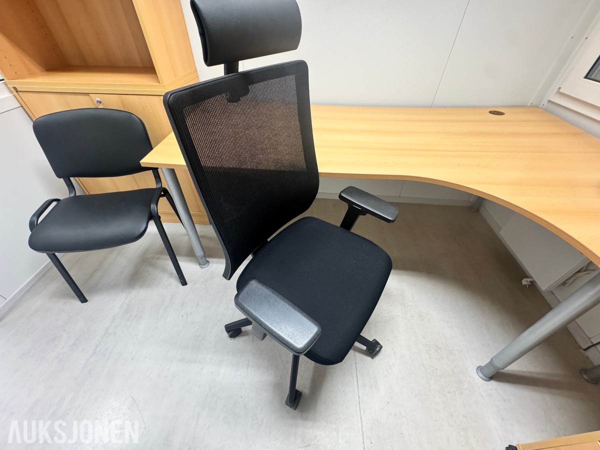 Stort parti kontorutstyr pulter/bord/kontorstoler/kantinestoler