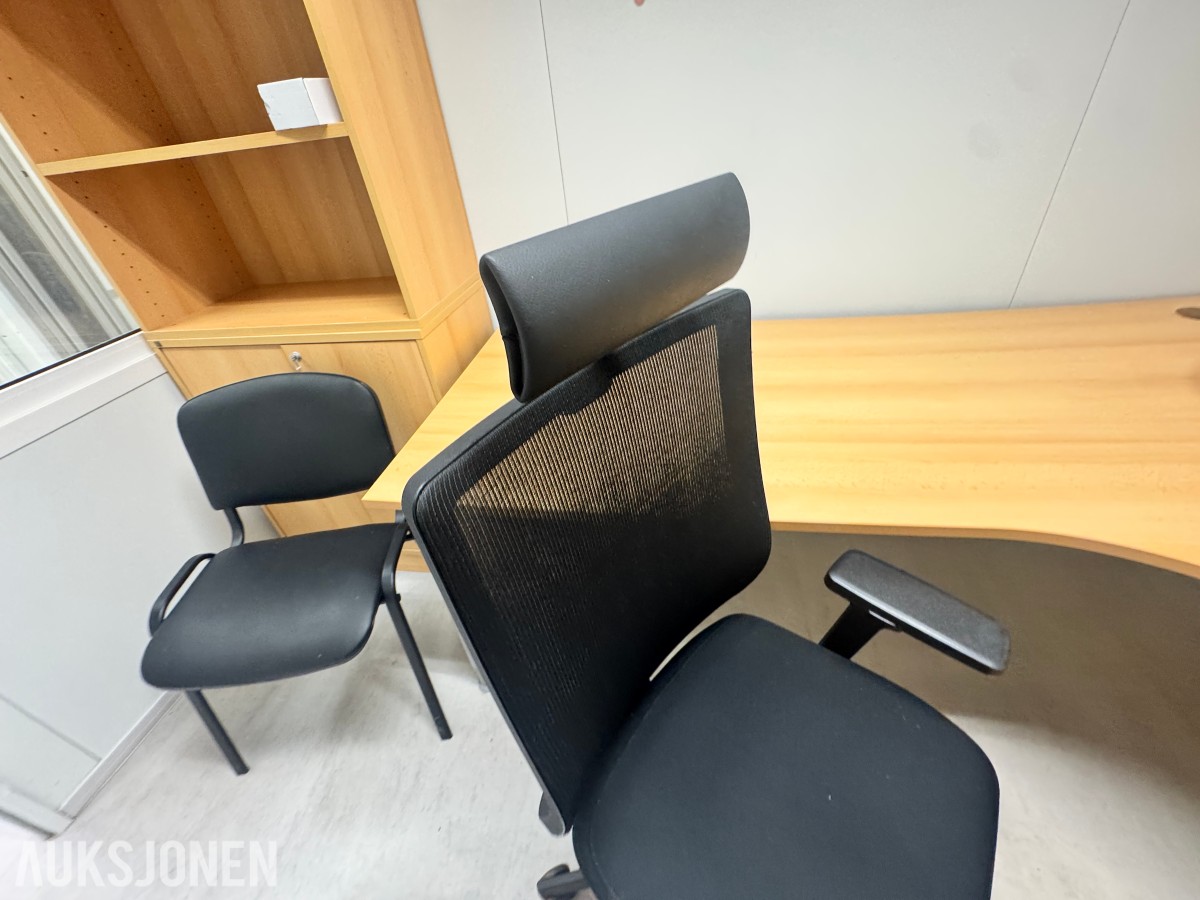 Stort parti kontorutstyr pulter/bord/kontorstoler/kantinestoler