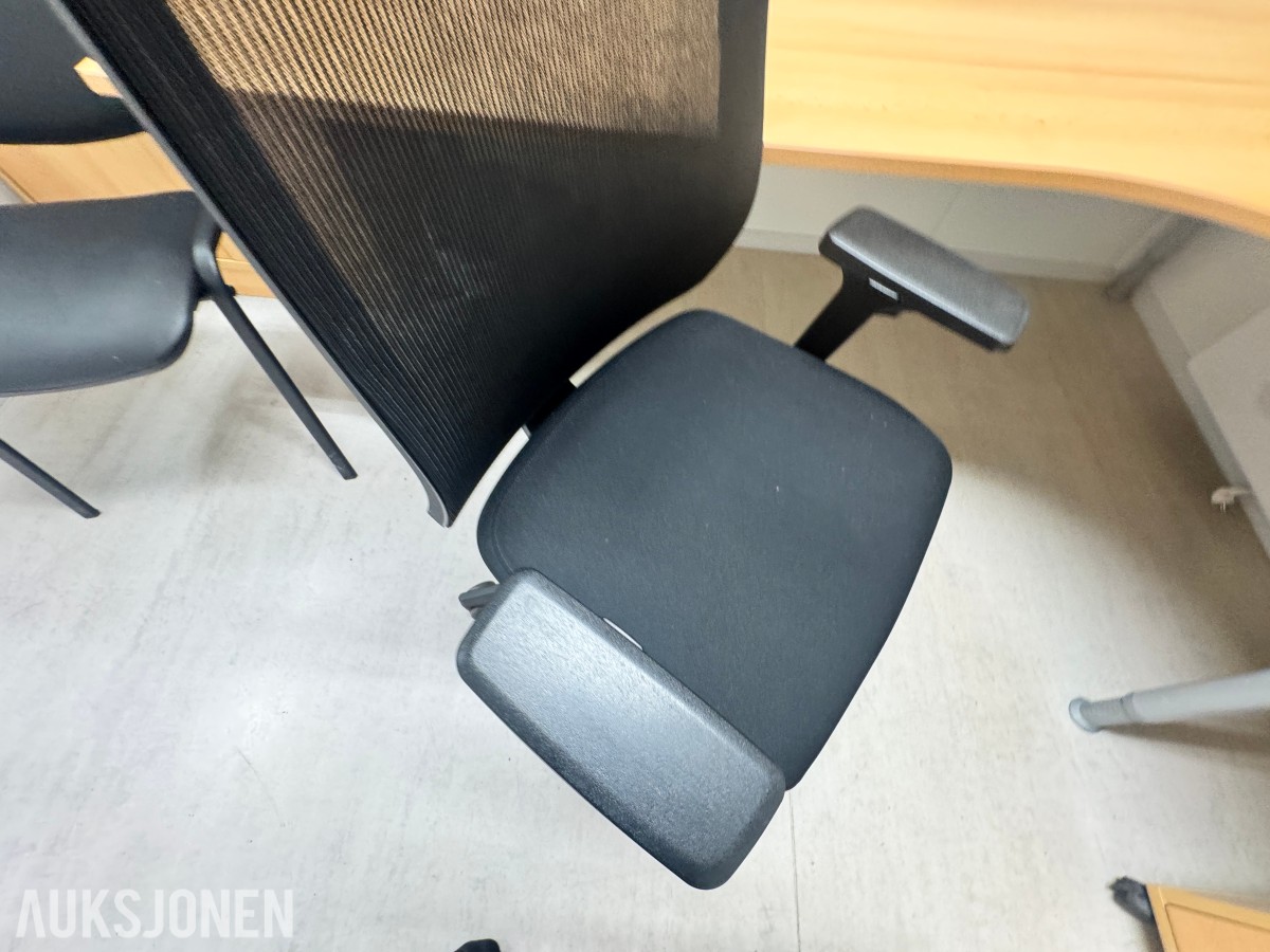 Stort parti kontorutstyr pulter/bord/kontorstoler/kantinestoler