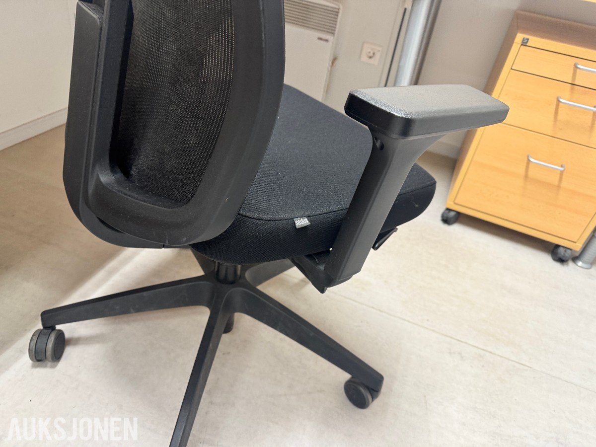 Stort parti kontorutstyr pulter/bord/kontorstoler/kantinestoler
