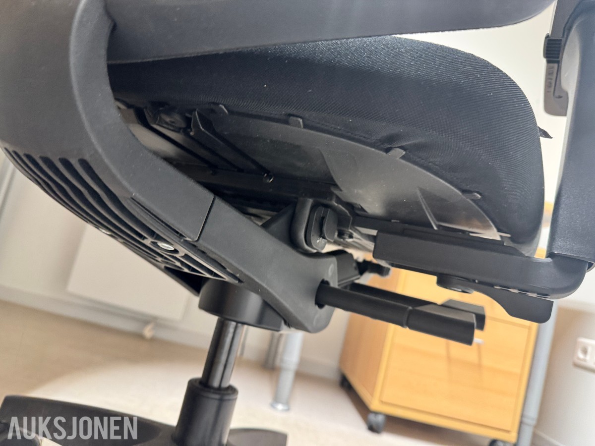 Stort parti kontorutstyr pulter/bord/kontorstoler/kantinestoler