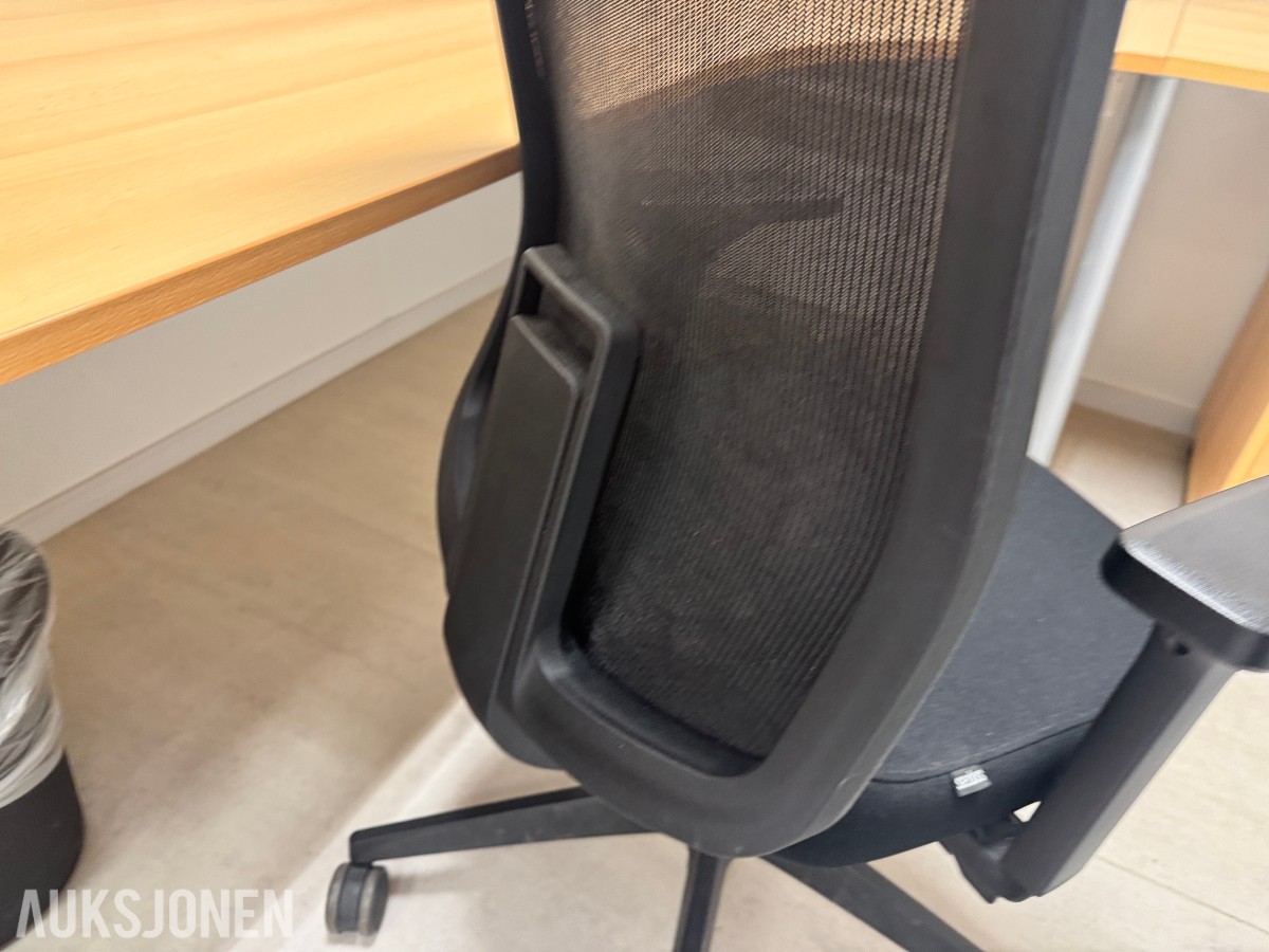 Stort parti kontorutstyr pulter/bord/kontorstoler/kantinestoler