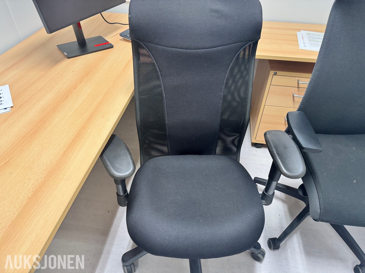 Stort parti kontorutstyr pulter/bord/kontorstoler/kantinestoler