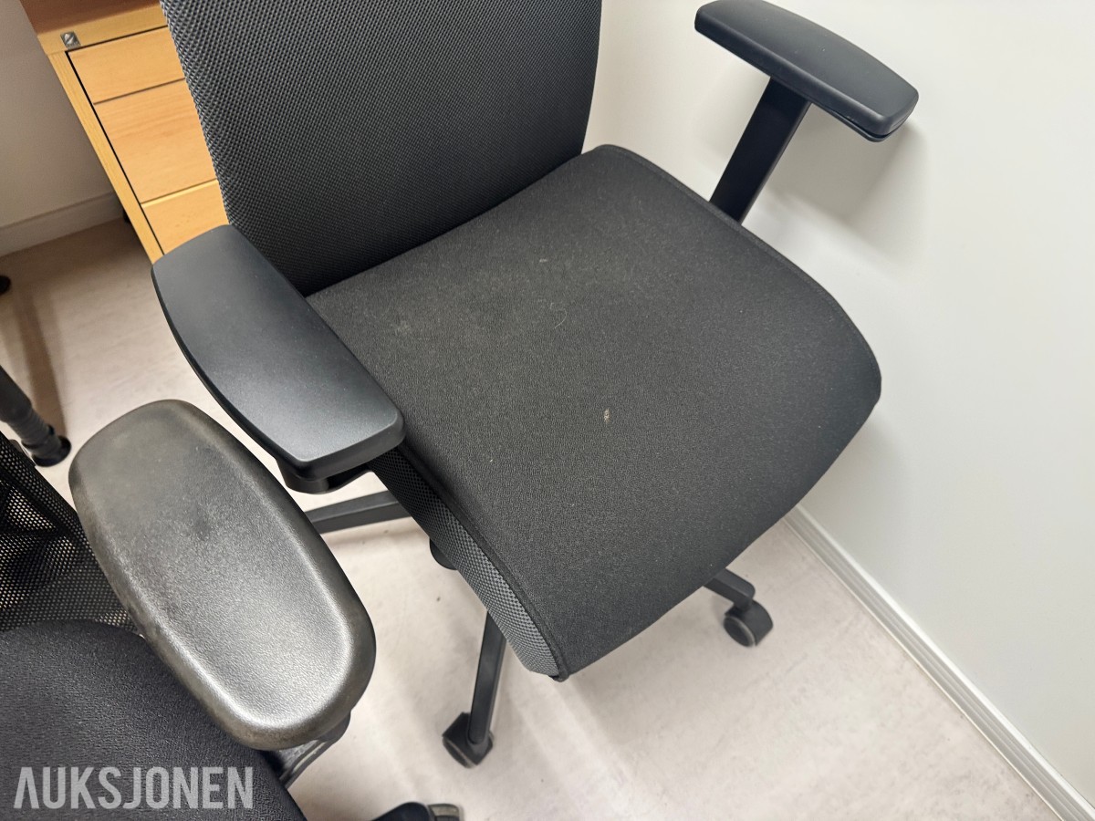 Stort parti kontorutstyr pulter/bord/kontorstoler/kantinestoler