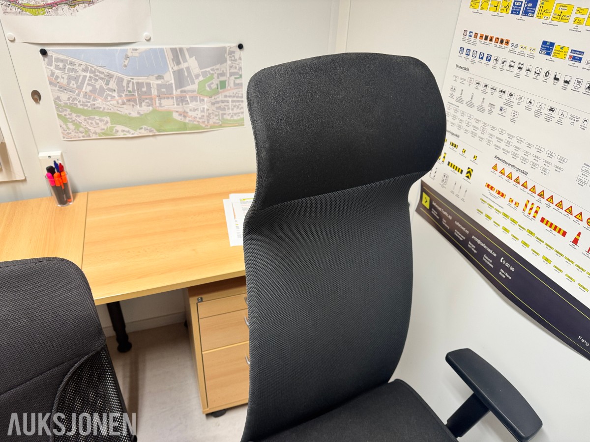 Stort parti kontorutstyr pulter/bord/kontorstoler/kantinestoler