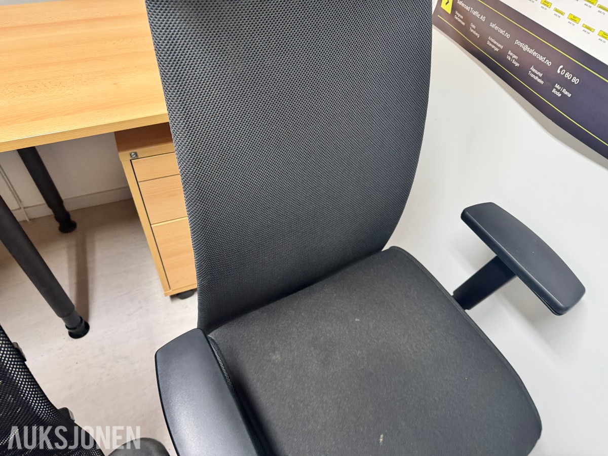 Stort parti kontorutstyr pulter/bord/kontorstoler/kantinestoler