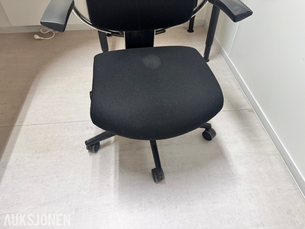 Stort parti kontorutstyr pulter/bord/kontorstoler/kantinestoler