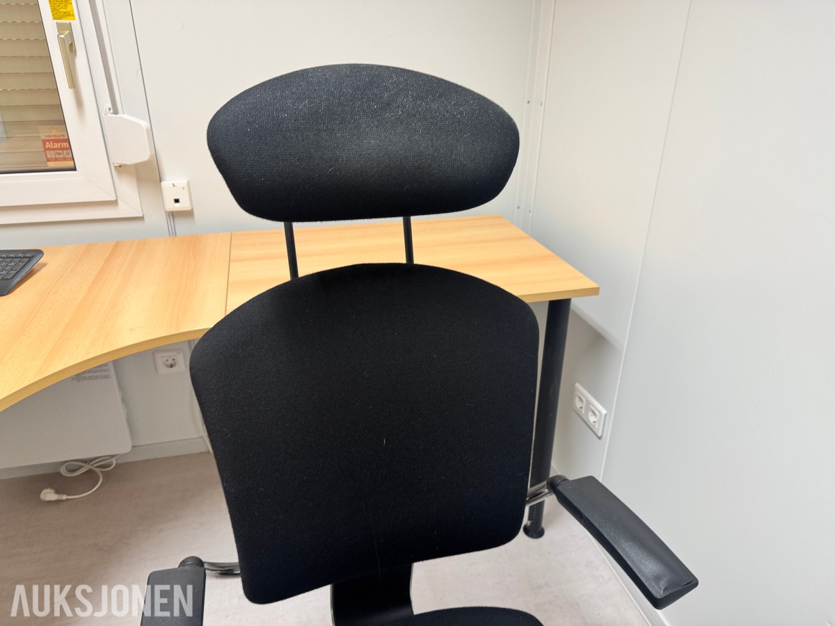 Stort parti kontorutstyr pulter/bord/kontorstoler/kantinestoler