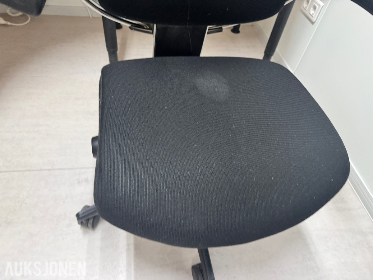 Stort parti kontorutstyr pulter/bord/kontorstoler/kantinestoler
