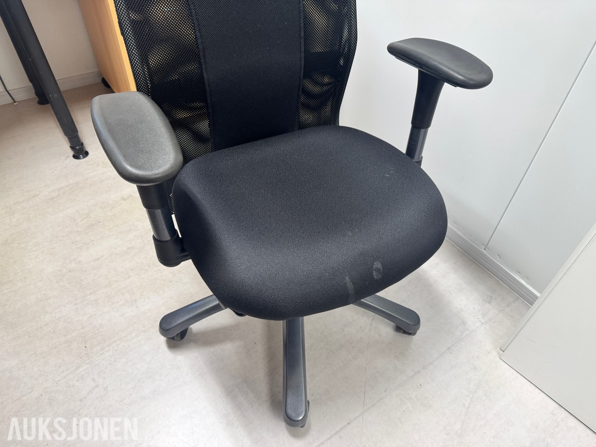 Stort parti kontorutstyr pulter/bord/kontorstoler/kantinestoler