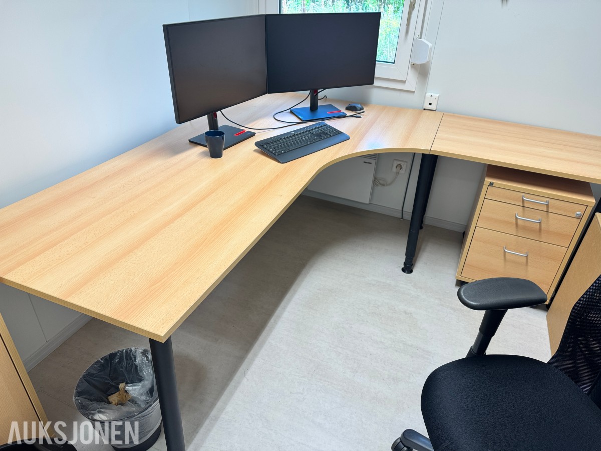 Stort parti kontorutstyr pulter/bord/kontorstoler/kantinestoler