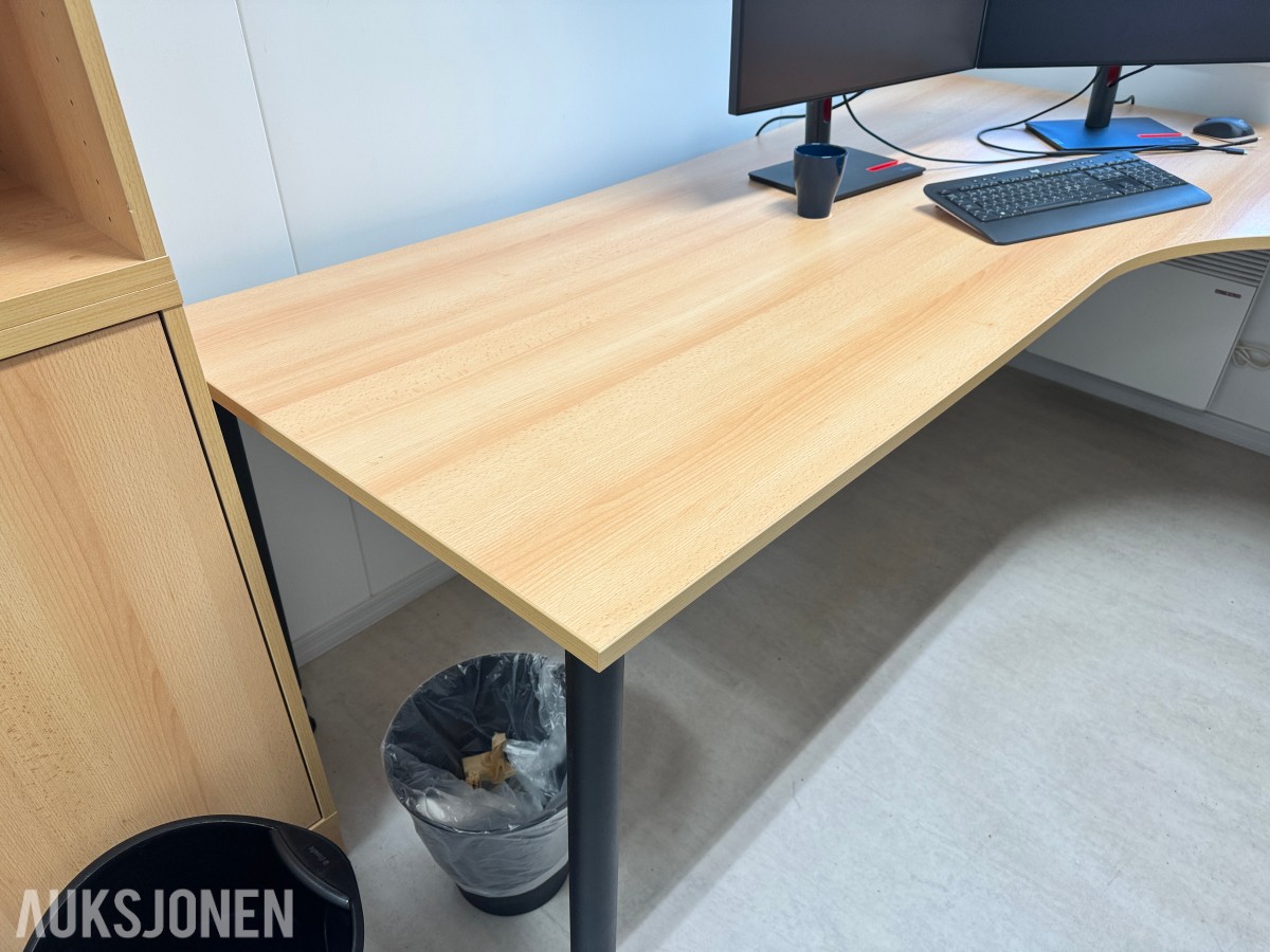 Stort parti kontorutstyr pulter/bord/kontorstoler/kantinestoler