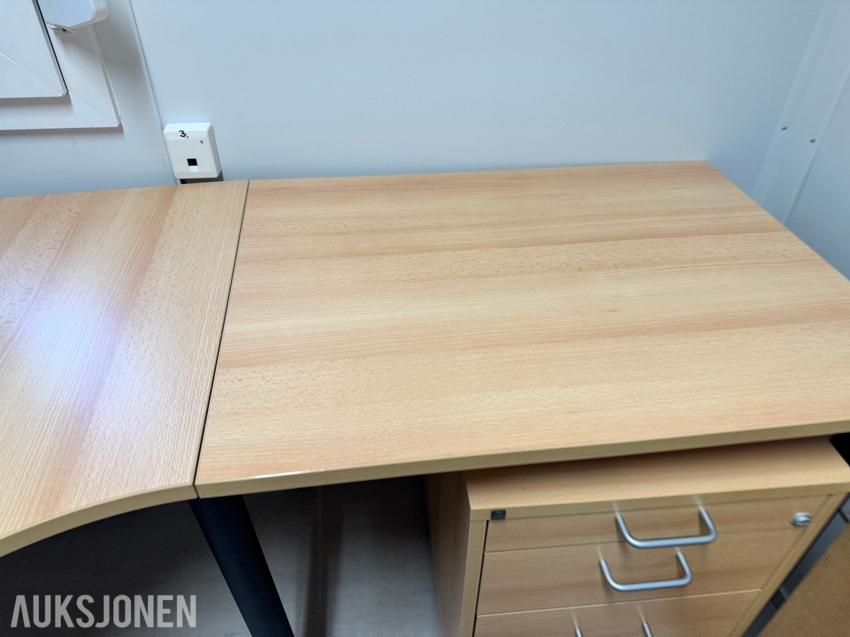 Stort parti kontorutstyr pulter/bord/kontorstoler/kantinestoler