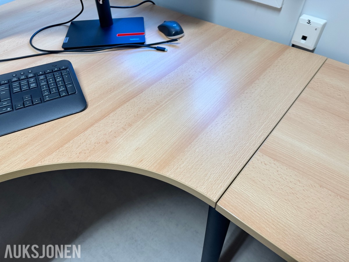 Stort parti kontorutstyr pulter/bord/kontorstoler/kantinestoler