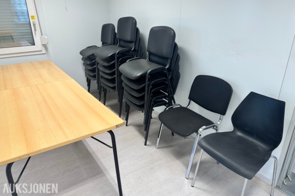 Stort parti kontorutstyr pulter/bord/kontorstoler/kantinestoler