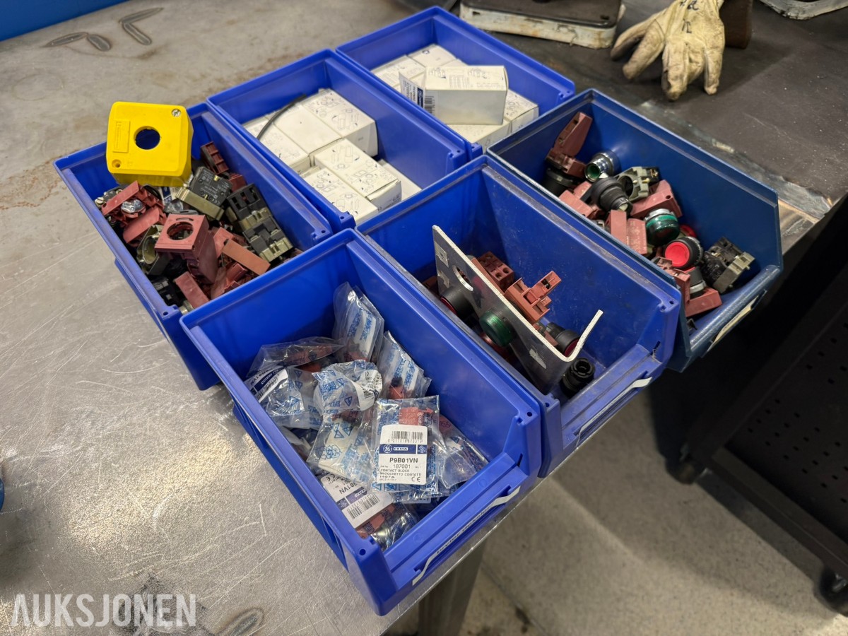 Parti GE/CEMA elektriske komponenter – trykknapper, kontaktblokker og bryterutstyr – 6 bokser