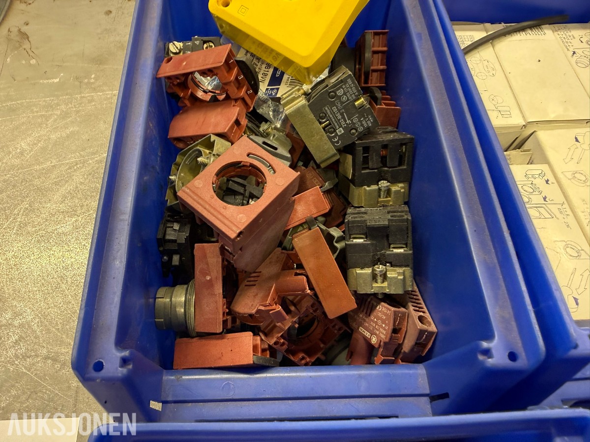 Parti GE/CEMA elektriske komponenter – trykknapper, kontaktblokker og bryterutstyr – 6 bokser