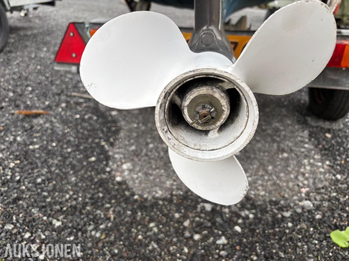 1980 Rana 17 med 30hk Tohatsu motor og båthenger