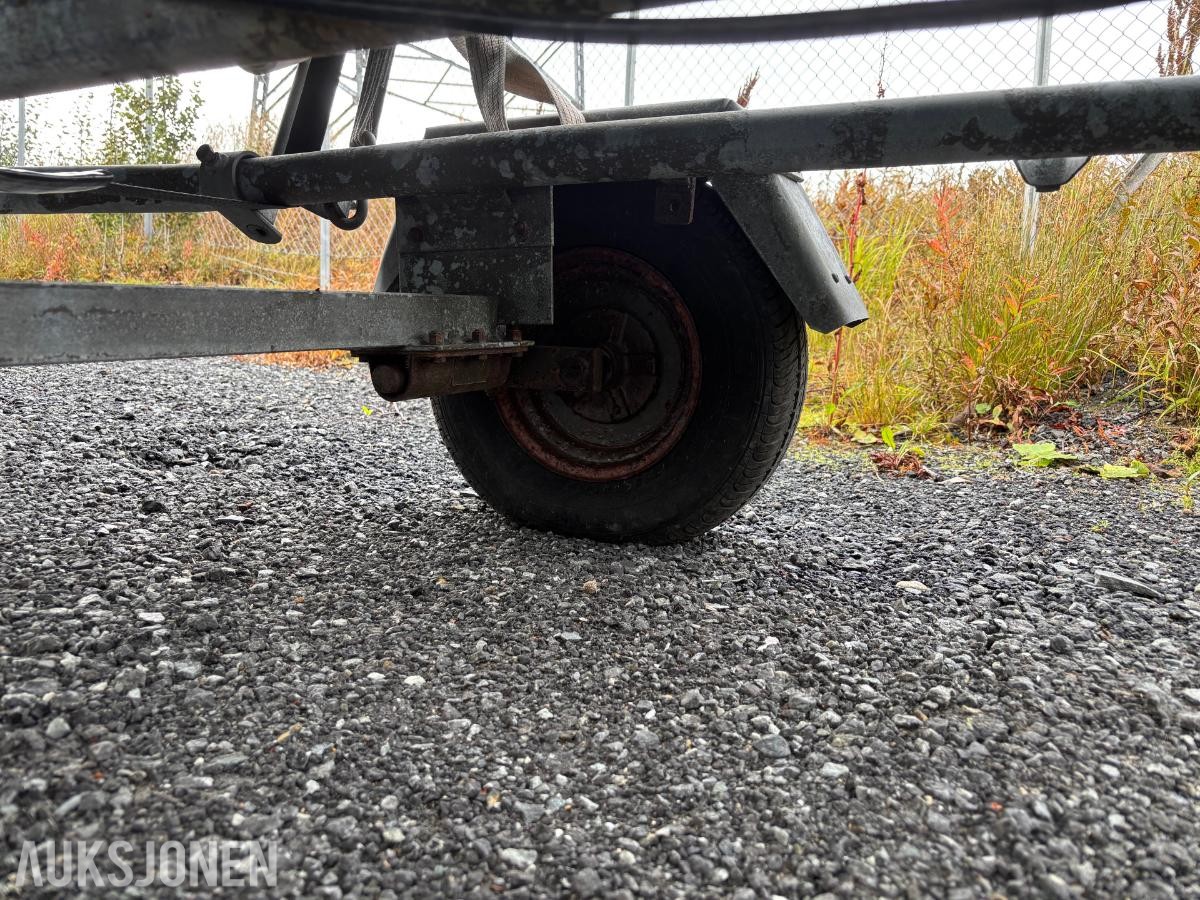 1980 Rana 17 med 30hk Tohatsu motor og båthenger