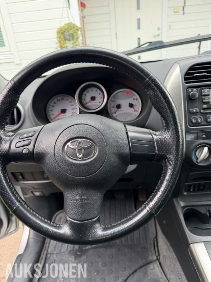 2004 Toyota RAV4 2.0 150 hk 4WD 155 700 km