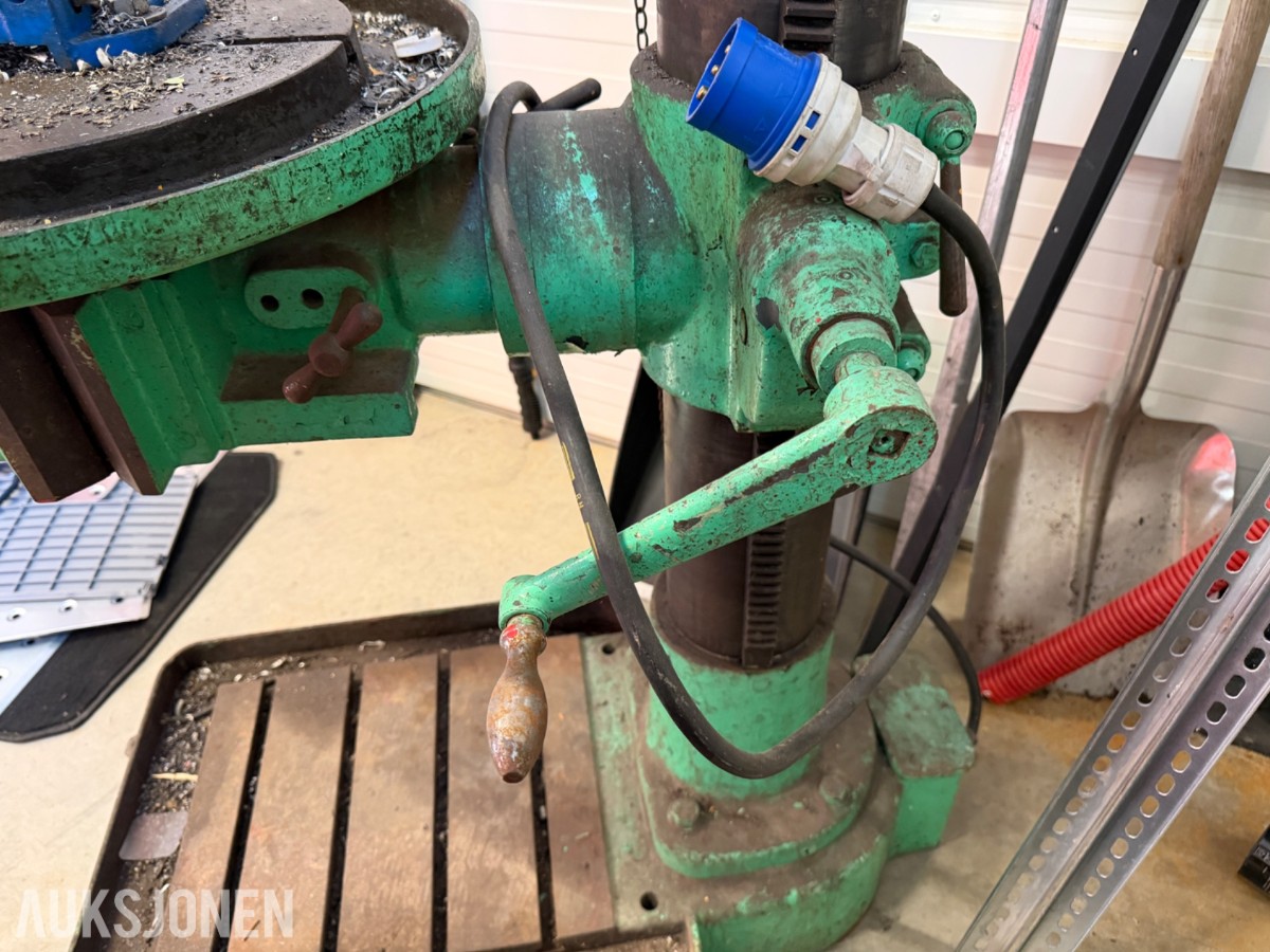 Søyleboremaskin med radialarm og trinnvis spindelhastighet