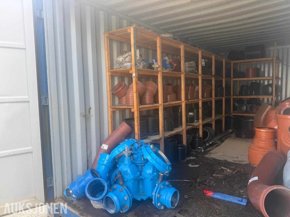 20 fots container med diverse overskuddsmateriell fra kommunalt V/A-anlegg.