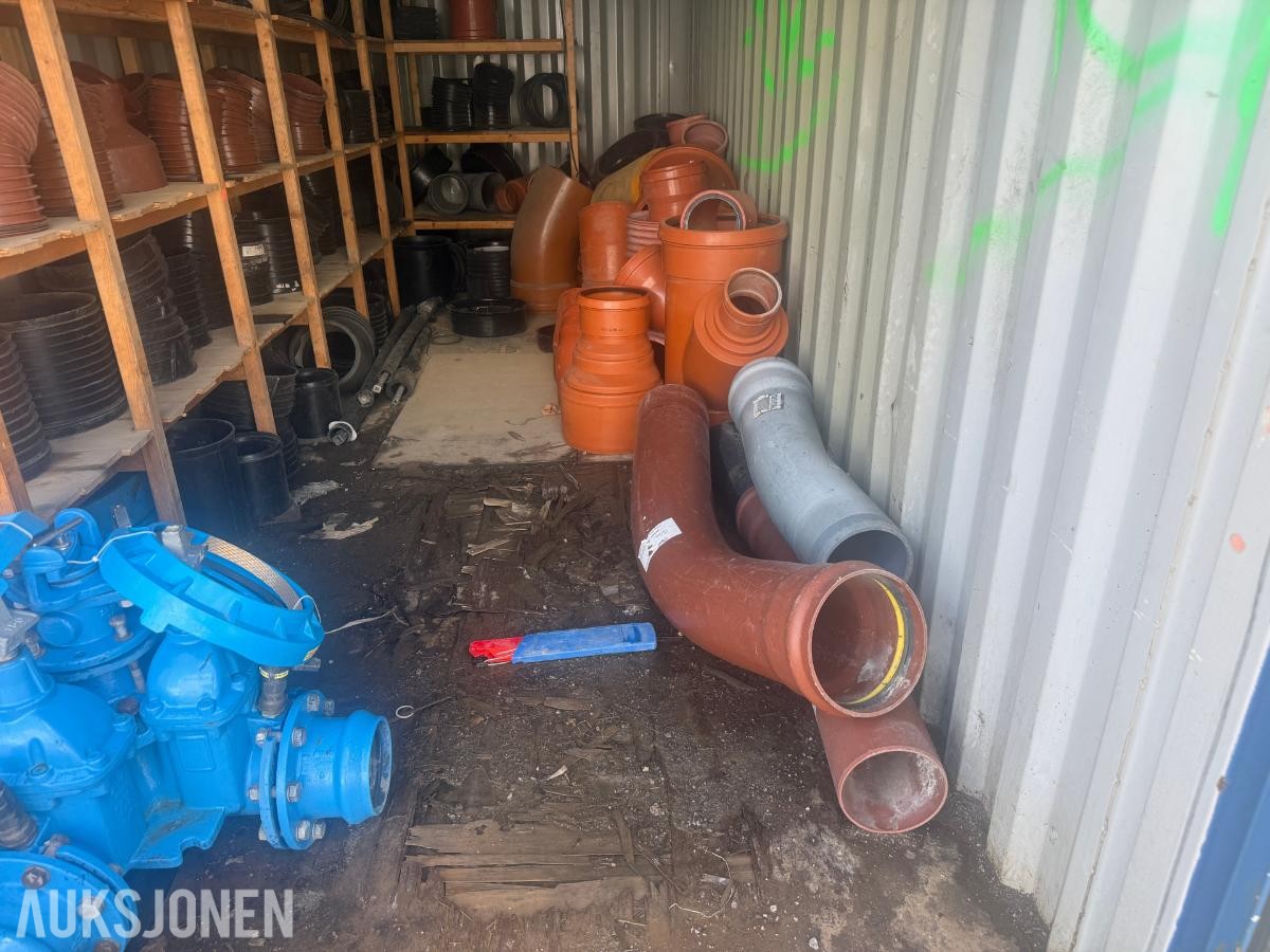 20 fots container med diverse overskuddsmateriell fra kommunalt V/A-anlegg.