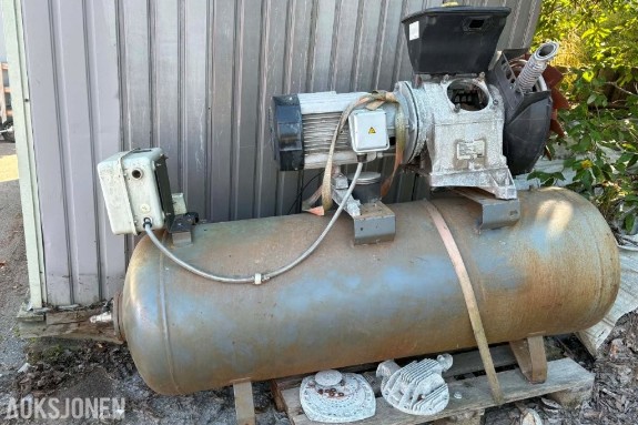 1995 Atlas Copco LE 9 UV stempelkompressor - 7,5 kW - 10 bar - liggende trykktank - 8 260 timer REP-OBJEKT