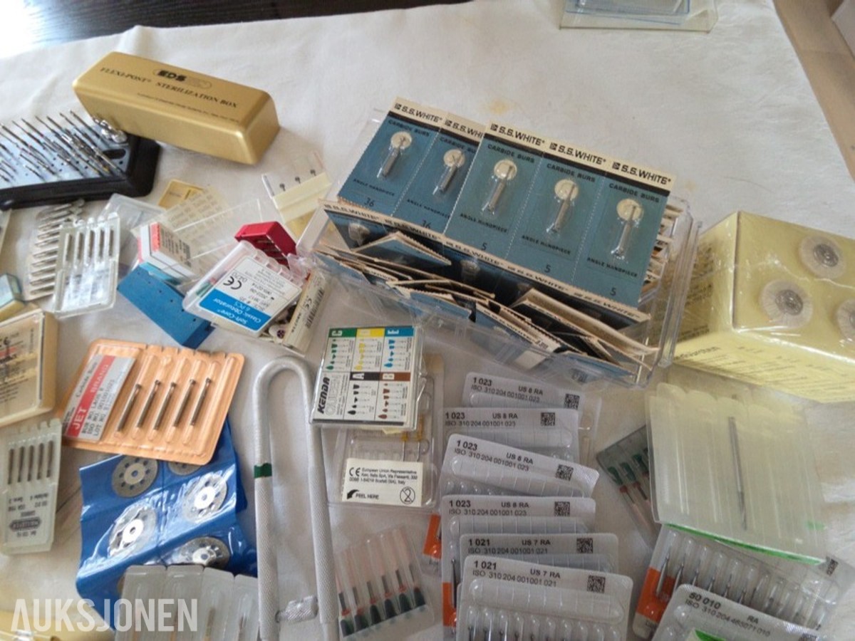 Stort parti dentalbor, endodontiske instrumenter og tannlegeutstyr