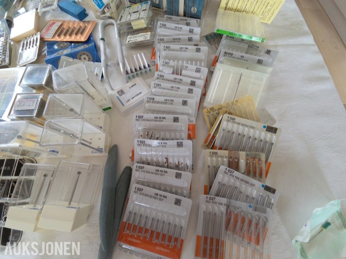 Stort parti dentalbor, endodontiske instrumenter og tannlegeutstyr