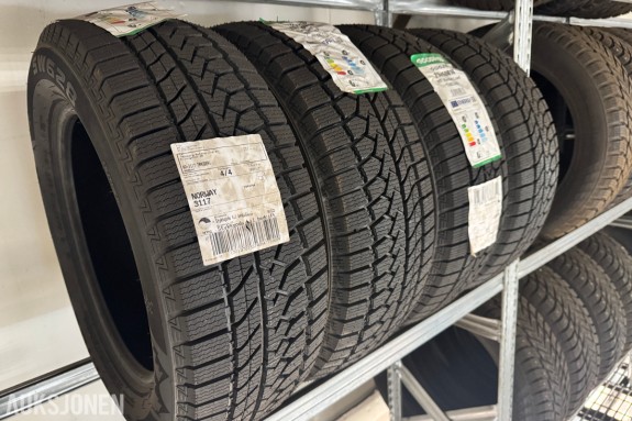 NYTT - 4 Stk. Goodride SW628 215/60 R16 Vinterdekk