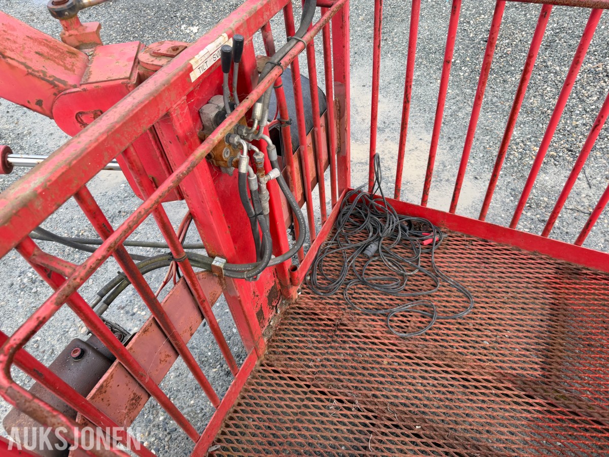 2010 Rød arbeidskurv / personkurv - Hydrauliske funksjoner: Tilt og sving