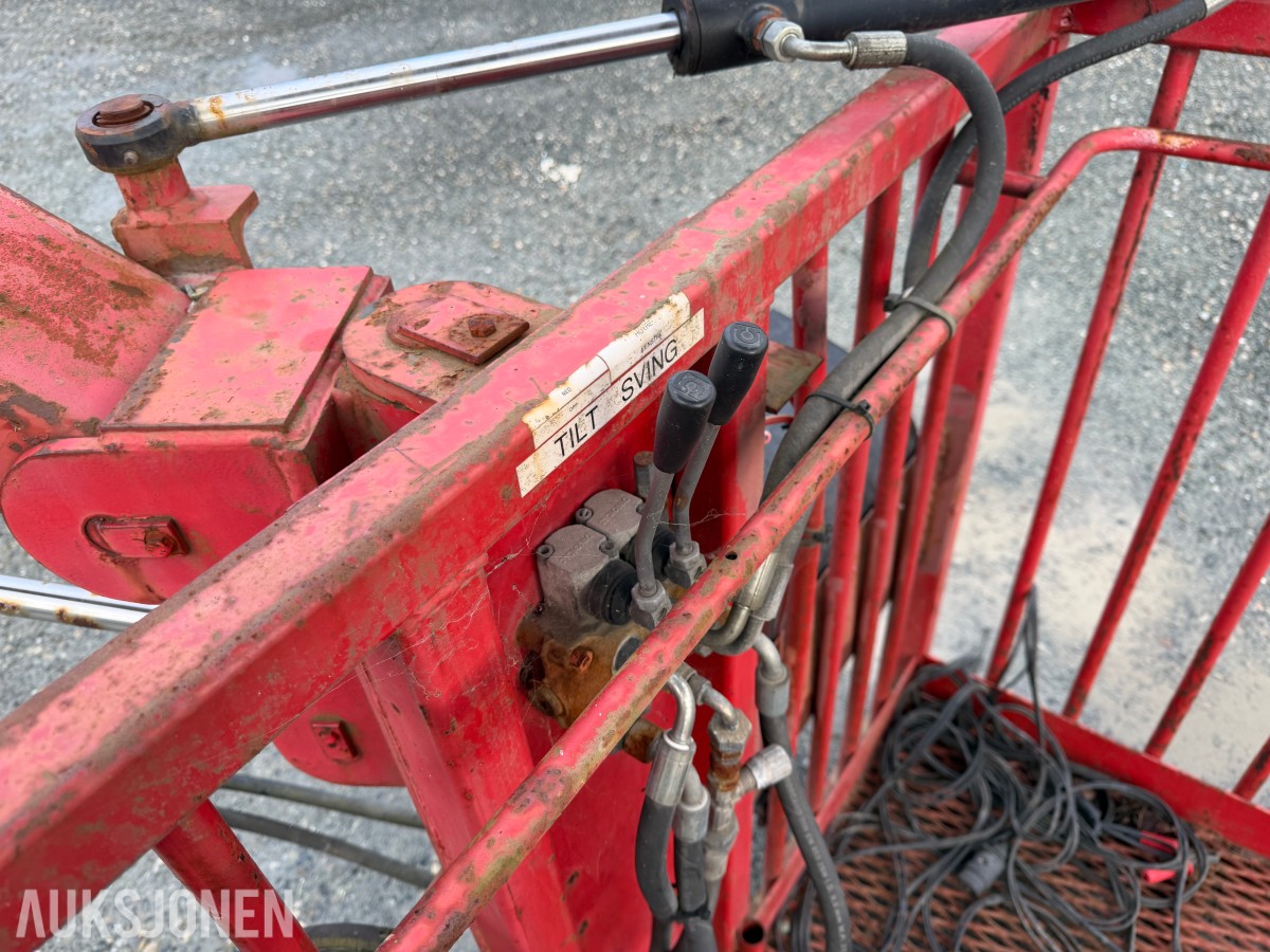 2010 Rød arbeidskurv / personkurv - Hydrauliske funksjoner: Tilt og sving