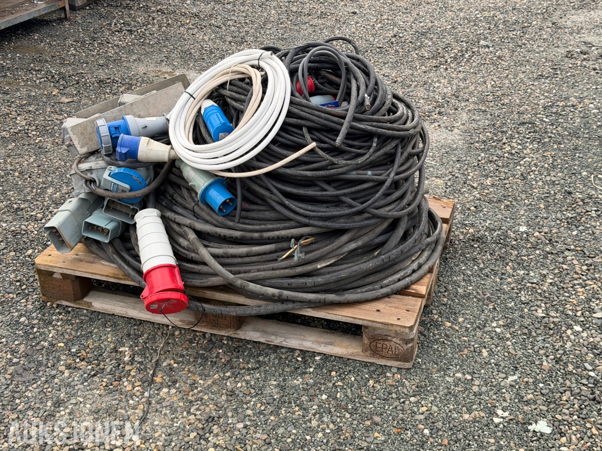 Parti med kraftkabler, CEE-kontakter og industrikontakter på pall