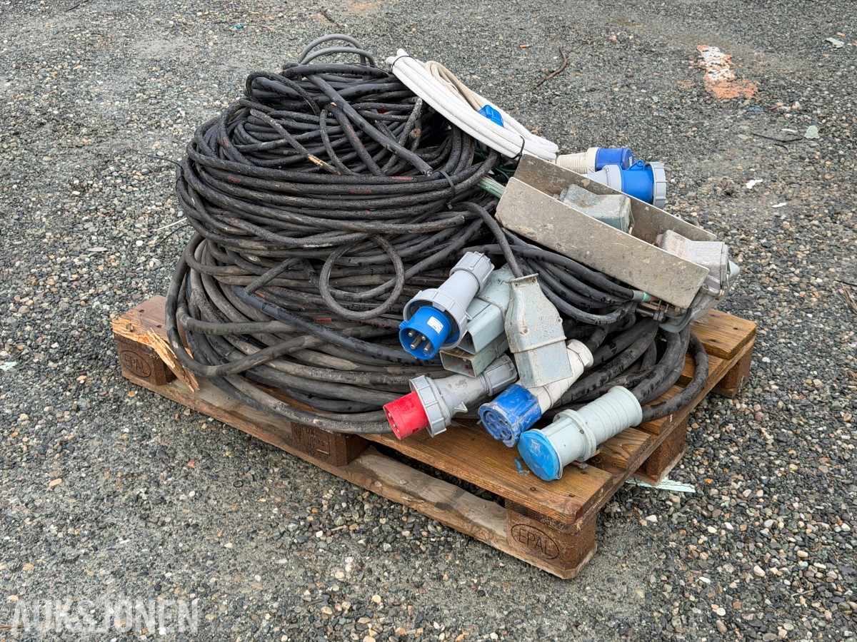 Parti med kraftkabler, CEE-kontakter og industrikontakter på pall